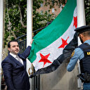 Cérémonie de lever du nouveau drapeau syrien devant les locaux de l'Onu à New York
