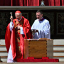 Papa Franciscus 250 bin kişilik törenle defnedildi