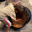 Gazze’de tencereler boş insanlık aç: Gazzeli küçük çocuk tencerenin dibindeki yemeği böyle sıyırdı