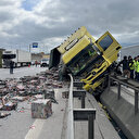 TEM Otoyolu'nda hurda yüklü TIR devrildi: 1 yaralı