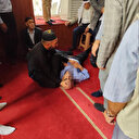 Camide namaz kılarken bıçaklandı