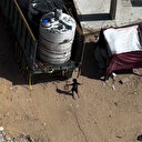 Gazzeli minik çocuk bir yudum su için metrelerce yalın ayak koştu