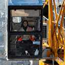 İstanbul'da yaşayan genç kız babasını dinledi, gözünü yükseklere dikti: 23 yaşındaki genç kız kule vinç operatörü oldu