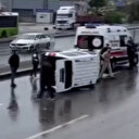 Kocaeli'nde hafif ticari araç takla attı