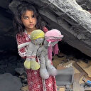 Arkadaşlarının oyuncaklarını enkaz altında bulan Gazzeli kızın duası duygulandırdı: Okula gitmek yerine...