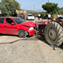 İzmir'de traktör ile otomobil çarpıştı: Yaralılar var