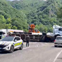 Sakarya'da yem yüklü TIR devrildi: Kara yolu 2 saat ulaşıma kapandı