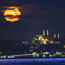 İstanbul'da Süleymaniye Camii ile birleşen dolunay izleyenleri hayran bıraktı