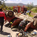 Odun sterine çarpan otomobil takla attı: Araçta sıkışan sürücüyü itfaiye çıkardı