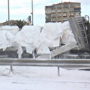 Toz alçı dolu TIR bariyerlere çarptı: Trafik kilitlendi ortalık toz duman oldu
