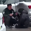 Erzurum’da trafik kazasında yaralanan küçük kıza ıslanmaması için polis şemsiye tuttu