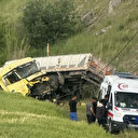 Batman'da TIR'ın lastiği patladı! Tarlaya uçtu: 1 ağır 3 yaralı
