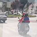 Motosiklette 4 kişilik tehlikeli yolculuk kamerada