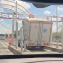 Avrasya Tüneli girişindeki yükseklik uyarısının bulunduğu levhaya kamyonetin çarpması kamerada