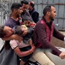 Evlatları ağır yaralanan Gazzeli babanın 3 çocuğunu hastaneye getirdiği görüntüler yürekleri dağladı