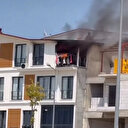 Bursa'da 3 katlı binanın çatı katı alevlere teslim oldu