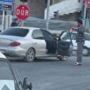 Alkollü şahsın trafiğin ortasında araçtan inip dans ettiği anlar kamerada