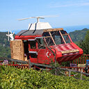 Rize'de çay bahçesinde helikopter şeklindeki ahşap yapı ilgi çekiyor