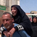 Göçe zorlanan Filistinli adam annesini sırtında taşıdı: Nereye gideceğiz ki?