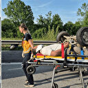 Otoyolda lastiği patlayan pikap takla attı: 3 yaralı