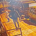 Babasının yanındaki küçük kız çocuğunu kaçırmaya çalışan zanlı kamerada