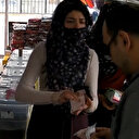 Saniye dolmadan paranın yerini değiştirdi: Sihirbazlara taş çıkartan dolandırıcılık yöntemi kamerada