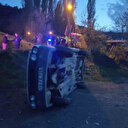 Devrilen otomobildeki yolcu yaralandı