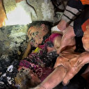 Katil İsrail'in cayır cayır yaktığı okul enkazından mucize kurtuluş: Küçük kız ekipleri 'baba' diye sayıklayarak karşıladı