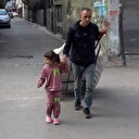 Adana'da 6 yaşındaki Hayrunisa karton toplayan babasının görmeyen gözleri oldu