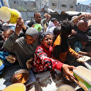 Bande de Gaza: des milliers de Palestiniens ‘'affamés'' se précipitent sur un centre de distribution d'aide à Rafah