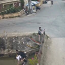 Aksiyon filmi gibi atlayış: Nehire düşen motosikletten son anda köprüye tutunarak kurtuldu