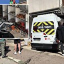 Açılış yapacakken kaza yaptılar: Kontrolden çıkan servis iş yerine girdi