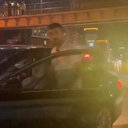 Beyoğlu'nda trafikte tartıştığı sürücünün otomobiline tekme ve yumrukla saldırdı