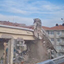 Avcılar’da riskli binanın yıkım anı kamerada