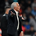 Jose Mourinho'dan gol sonrası hakeme imalı hareket | VİDEO