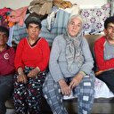 'Yüreğim yanıyor' diyerek burukluğunu anlatan fedakar anne, 3 engelli çocuğuna yıllardır gözü gibi bakıyor