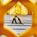 Tarihi Ulu Cami'yi gönüllü olarak evi gibi temizliyor