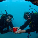 Sevgi geçidinden kalplerle geçtiler: Dalış tutkunları su altında buluştu