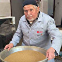 Bayram Usta iki taş arasında ezdiği haşhaşla asırlık lezzet mesaisine devam ediyor