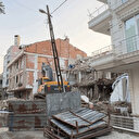 Avcılar'da kısmen çöken binanın yıkımına devam edilirken elektrik ve internet kabloları koptu