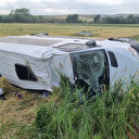 Düğünden dönenleri taşıyan minibüs devrildi: Çok sayıda yaralı var