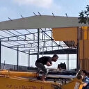 Adana'da bir şahıs imara aykırı kafesini yıkmaya gelen iş makinalarının üzerine çıkarak yıkımı durdurmaya çalıştı