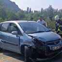 Amasya'da otomobil demir bariyerlere çarptı: Bir çocuk 4 kişi yaralandı