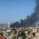 Plastik deposu alevlere teslim oldu: Hastanenin yanındaki yangına müdahale sürüyor