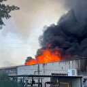 İzmir'de plastik deposunda yangın: Çevre hastanelerdeki vatandaşlar tahliye edildi