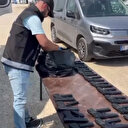 Adana'da silah kaçakçılarının zulası böyle tespit edildi: Traktör'ün motorundan 420 tabanca çıktı