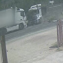 Sakarya'da facia kaza kameraya yansıdı: TIR'lar kafa kafaya çarpıştı