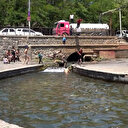 Diyarbakır'da sıcaktan bunalanlar süs havuzu ile gölette serinlemeye çalıştı