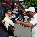 Muhabir görünümlü provokatör soru sorup yaşlı vatandaşla alay etti