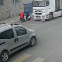 Yaya geçidinden karşıya geçen yaşlı adama motosiklet çarptı